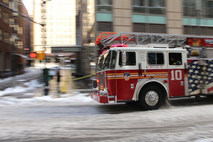 FDNY Ladder 10 speeding through slush
